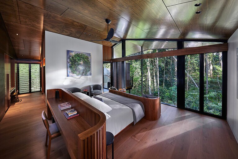 改装されたデインツリー・パビリオンのベッドルーム。モスマン川のせせらぎがBGM。