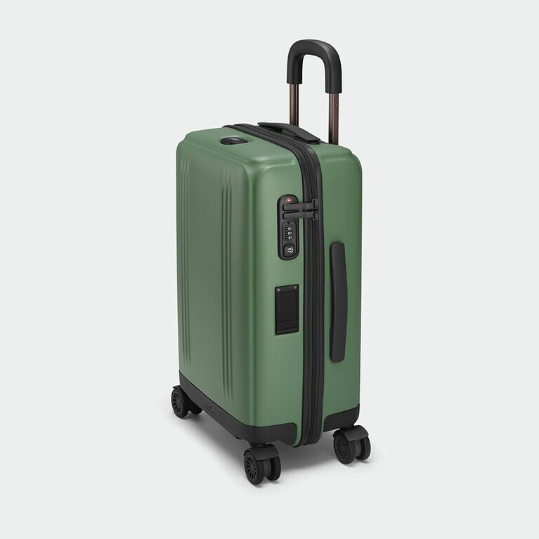 Edge Lightweight Collection「セージ」。5サイズ展開。写真は22inch (高さ55×幅36×奥行23cm 3.8kg 35L) 63,000円＜インターナショナルキャリーオン＞。ほか4サイズは22inch (高さ55×幅42×奥行23cm 4.0kg 42L)  66,000円＜コンチネンタルキャリーオン＞、26inch(高さ66×幅46×奥行25cm/4.4kg/61L)  71,000円、30inch(高さ77×幅52×奥行28cm/5.3kg/91L) 85,000円、TRUNK(高さ76×幅43×奥行38cm/5.4kg/100L) 88,000円。