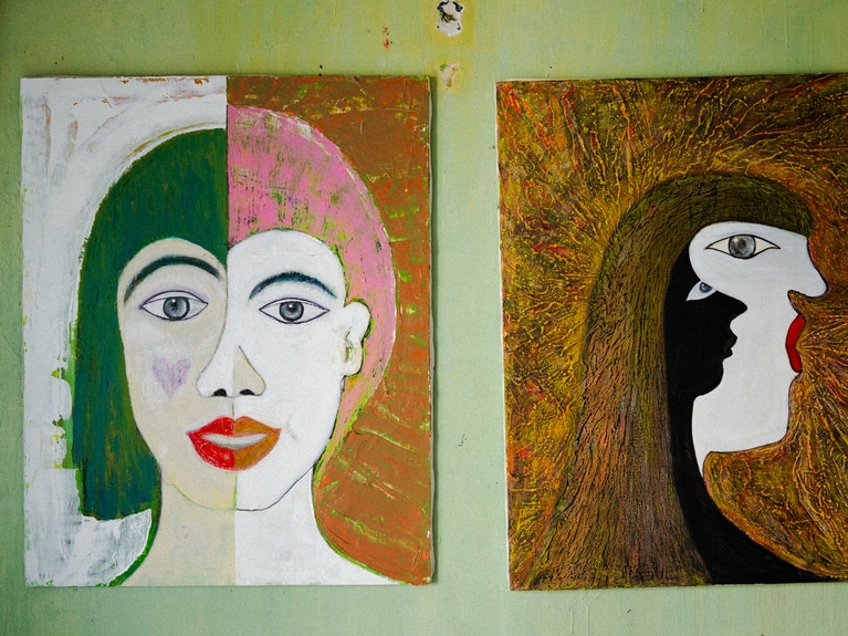 アトリエの壁には、順子さんの描いたドローイングが飾られている。