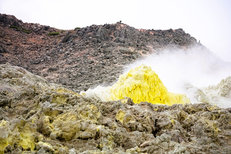 黄色い硫黄の結晶などの奇観にもびっくり…。