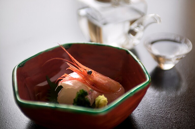 べにや無何有［石川／山代温泉］料理 お造り(器 須田菁華　赤彩六角向付)。