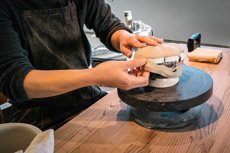 全体の形ができたら、周囲を削ぎ落とします。