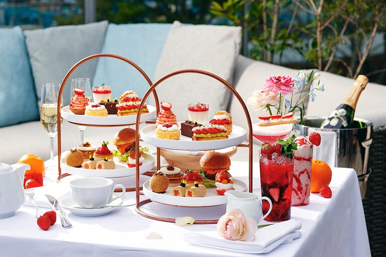 平日 6,800円 / 土・日曜・祝日 7,800円(税サ込)、120分制(飲み物は90分 L.O.)。