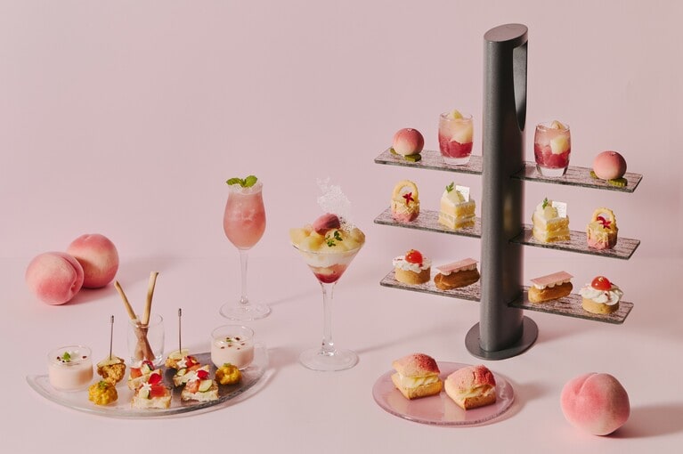「THE PEACH SEASON Parfait Afternoon Tea」のイメージ。平日1名 7,000円・グラスシャンパン付き 9,000円、土日祝1名 7,500円・グラスシャンパン付き 9,500円（すべて税・サ込）、2日前の正午までに要予約。提供期間／～2026年8月23日（日）まで。