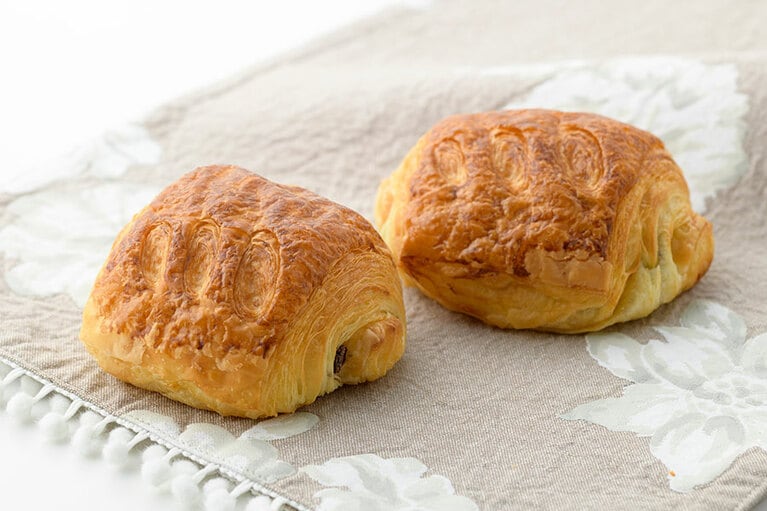 パン・オ・ショコラ 各240円。