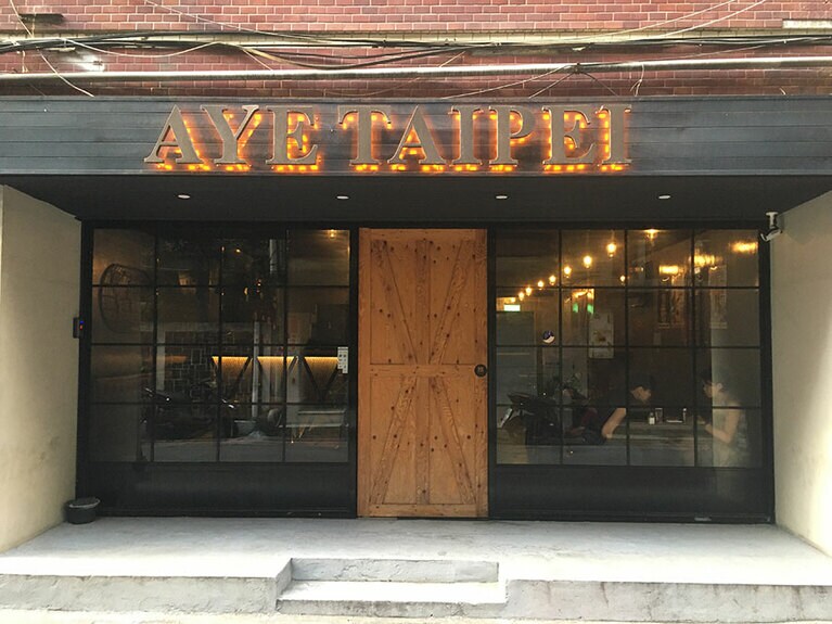 印象的なガラス張りの外観。