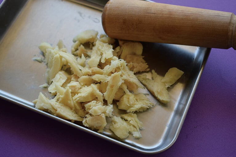 生姜の風味を強くするためにつぶすこと。ビニール袋に入れてたたけば、飛び散らない。