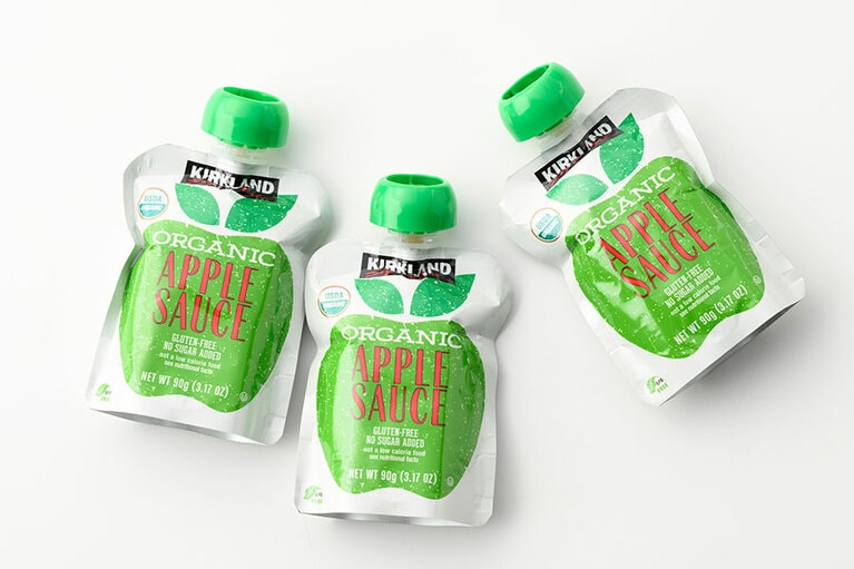 KIRKLAND SIGNATURE「オーガニックアップルソース パウチ」。