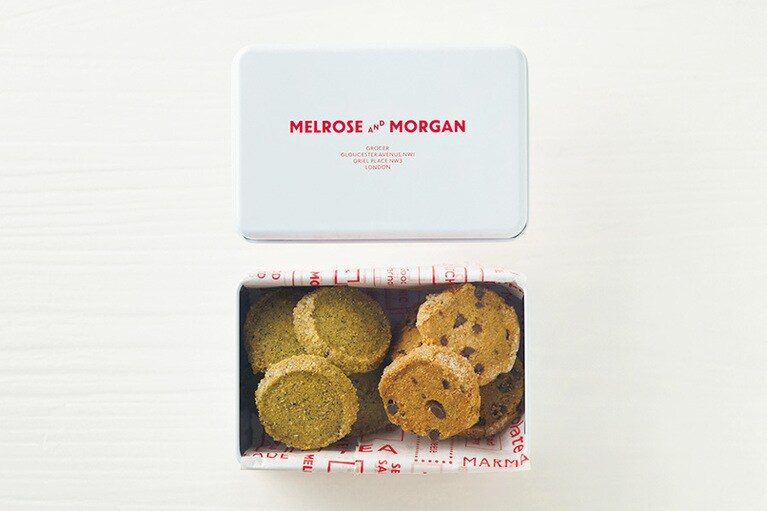 エスプレッソのアロマが魅力の「コーヒー＆チョコチップビスケット」とベルガモットフレーバーの「アールグレイティービスケット」。「ビスケット2種缶」20枚入り 1,944円／MELROSE AND MORGAN