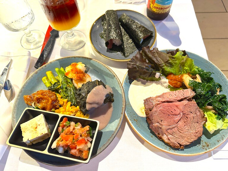 ローストビーフ、手巻き寿司、ロミサーモンなど欲張りに取っちゃいました。伝統的なハワイ料理も楽しめます。