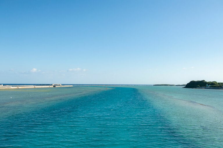 新奥武橋から眺める美しい海のグラデーション。