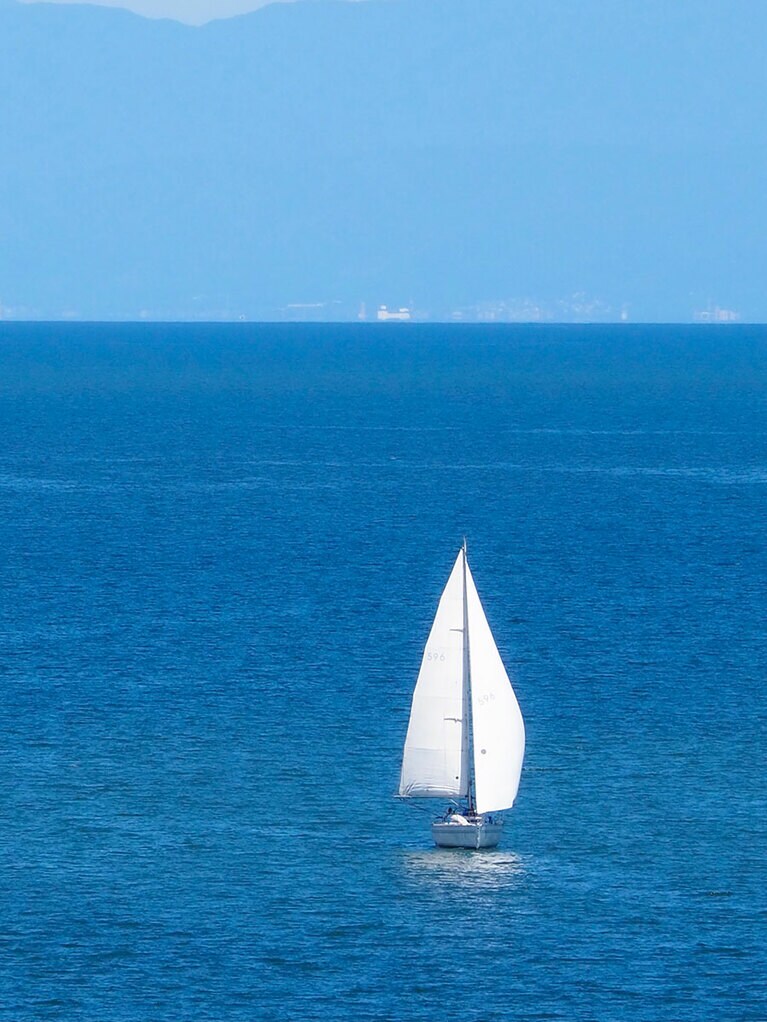 【滋賀県】琵琶湖のヨットの風景。