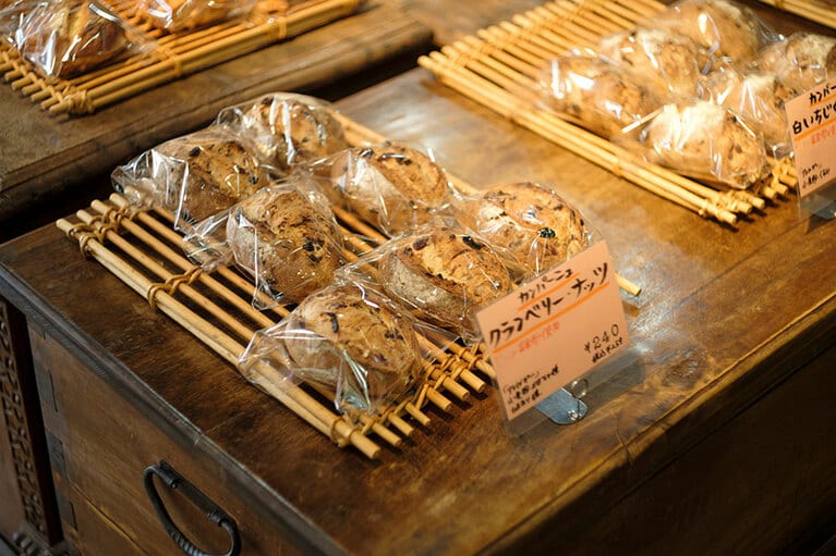 ワイナリー併設のベーカリーショップ「パンの匠 ひとみ工房」。天然酵母やワイン酵母を使った食事に合うハード系パンがメイン。