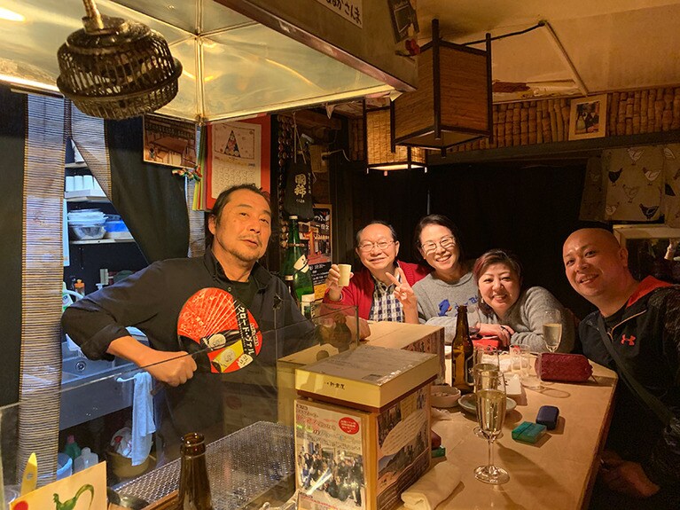 「小樽地鶏 鳥ま津」の店主(左)と、温かく迎えてくださった地元の常連の皆さん。
