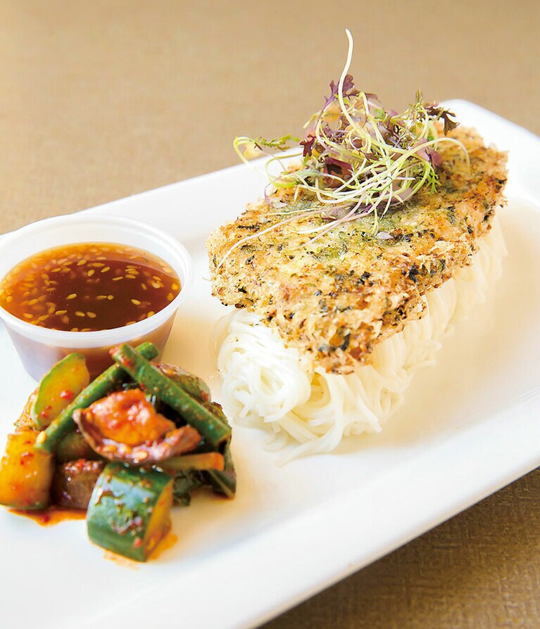 看板メニューのモチクラスティッド・オパ(13ドル)は、削ったもちとアカマンボウを軽く揚げ、素麵の上に載せた一品。柚子胡椒の効いたソースが爽やか。