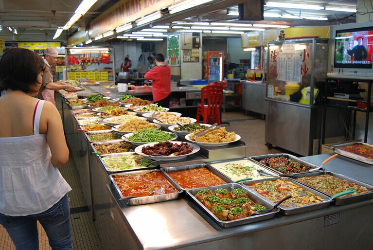 中国系の「経済飯」は、鶏、豚、魚、野菜など食材の種類が豊富。ちなみに、最近は「雑飯」(ミックスライス)と呼ぶこともあり、友人によると「近ごろは値段が高くて、エコノミー(値段が安価)じゃないからね」とのこと。