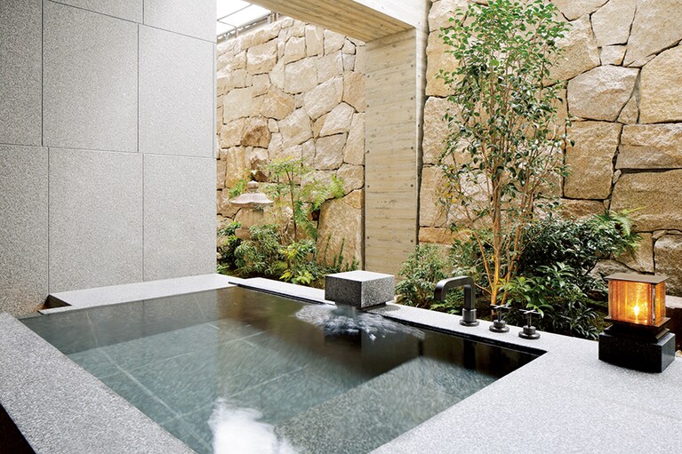 ハネムーンにぴったりのOnsenスイートには快適な屋外バスが。