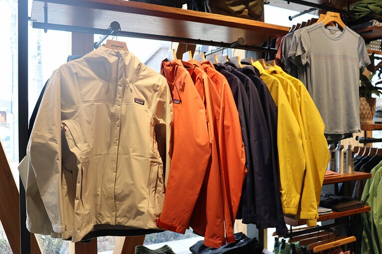 曇天の山遊びに備えておきたい防水ジャケット。