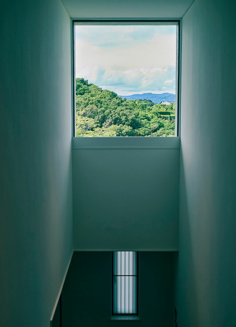 館内の階段途中に設けられた窓からも、雄大な自然を感じられる。