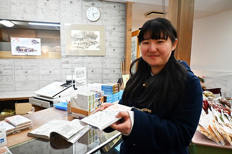 鯉登少尉が鶴見中尉に捧げる図を再現してくれた、「沼の家」スタッフの滝澤夏花さん。ちなみに、推しは月島軍曹。