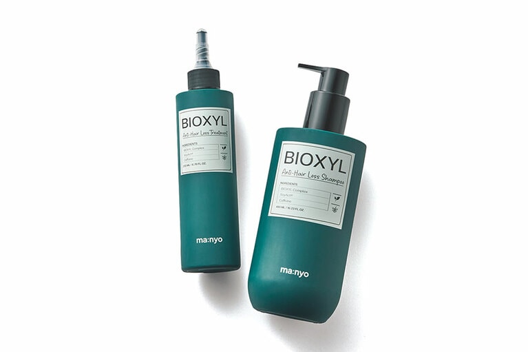 左：ビオキシル アンチ-ヘア ロス トリートメント 200mL 2,800円 
右：同 シャンプー 480mL 3,300円／ともに魔女工場