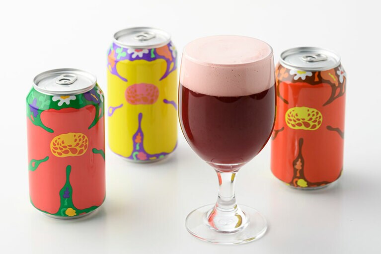 オムニポロ「北欧の低アルコールビール」。左から：ブルーベリー＆バニラ 450円、レギュラー 290円、リンゴンベリー(グラス) 450円、ローズヒップ 450円(各330ml、すべて税込)。