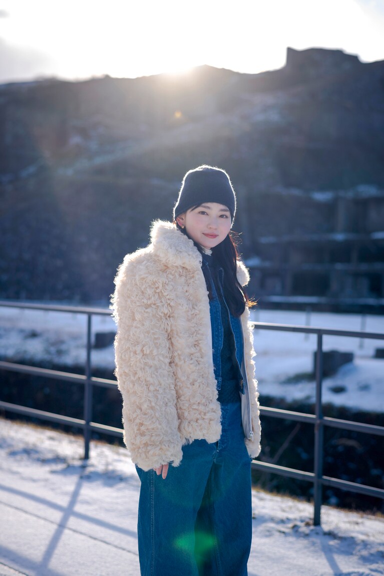 俳優・山田杏奈さんといく、世界遺産の島・佐渡島。雪景色の北沢浮遊選鉱場は神秘的な風景【通いたくなる島、佐渡】