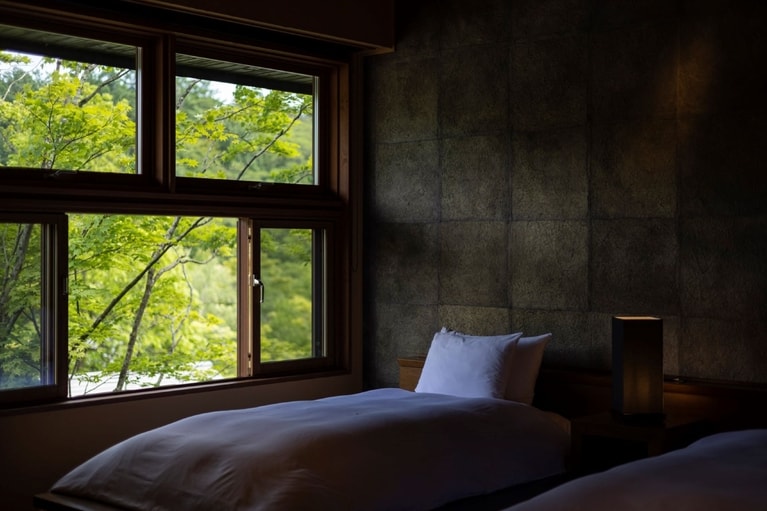 陰翳礼讃。朝日ととも気持ちよく起きられそう（山路地の部屋）。