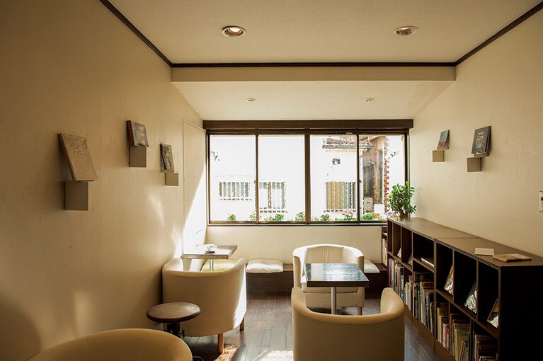 ギャラリーも兼ねる店内。