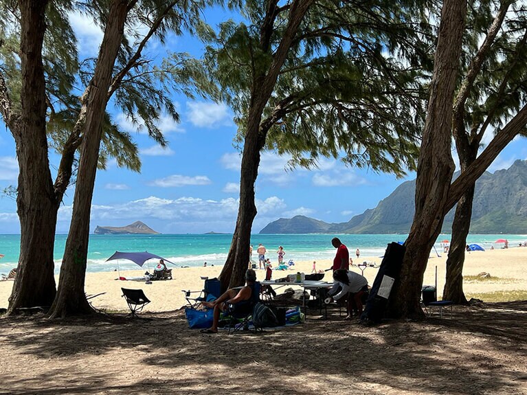 オアフ島の週末によく見かける光景。家族で囲むバーベキュー、楽しそう！