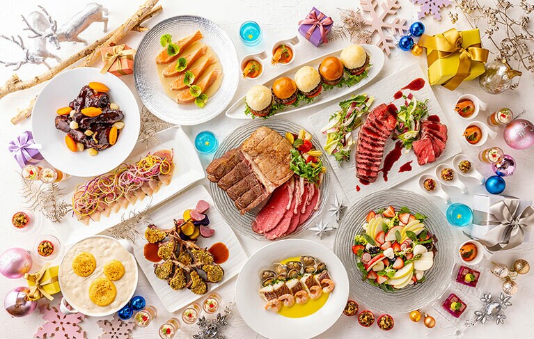 「クリスマス＆ウィンターホリデービュッフェ」のイメージ。ランチ［平日］大人5,500円・小人3,300円、［土・日・祝］大人6,000円・小人3,500円／ディナー［平日］大人6,800円・小人4,100円、［土・日・祝］大人7,500円・小人4,500円(すべて税・サ込)。