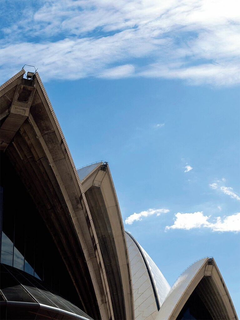 デンマークの建築家ヨーン・ウツソンの奇抜なアイデアによって、シドニーオペラハウスはこれまで世界のどこにもなかったデザインとフォルムを持つ劇場となった。