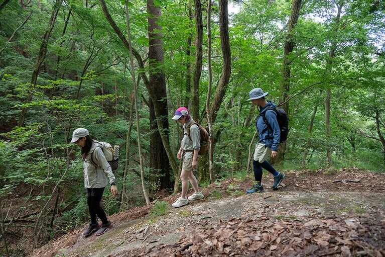 「整備された登山道なので、初心者も安心して歩けますね！」（梅村）