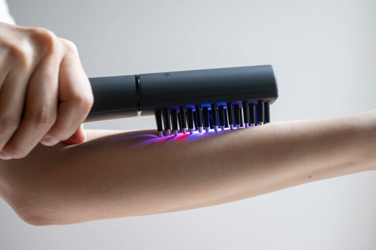 低周波で刺激する。頭皮や顔だけでなく全身に使用可能。