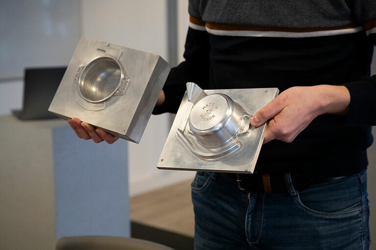 砂の鋳型を作るためのアルミニウムの型板。