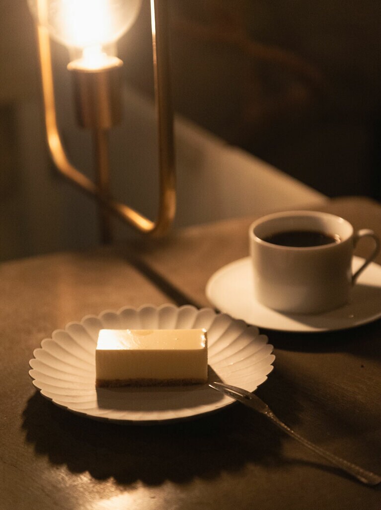 ファンが多い「自家焙煎珈琲ガロ」が焙煎し配合した豆を使用している「百景ブレンド」700円と、3種のチーズを使った濃厚なチーズケーキ600円。