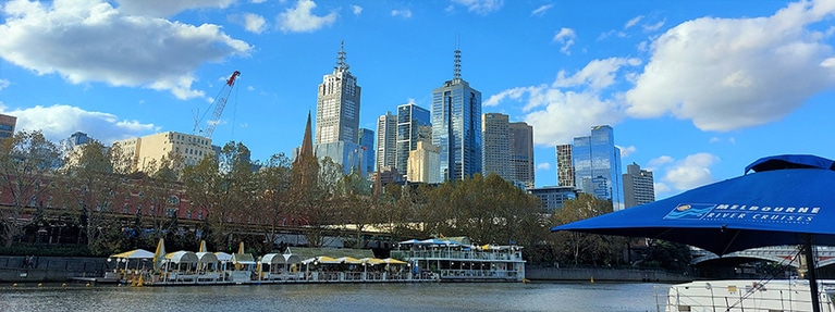 ヤラ川の畔から眺めるメルボルンの街並み。