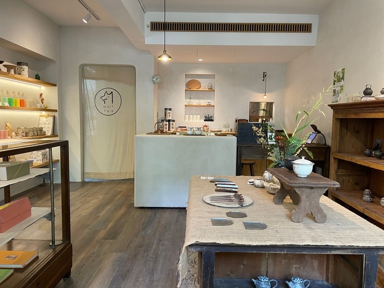 まるでギャラリーのような空間。目の前の通りに緑が広がる風景を、お茶の香りに包まれながら楽しめます。