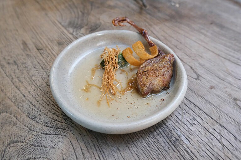 使われている素材はウズラ、えのき茸、万願寺唐辛子。