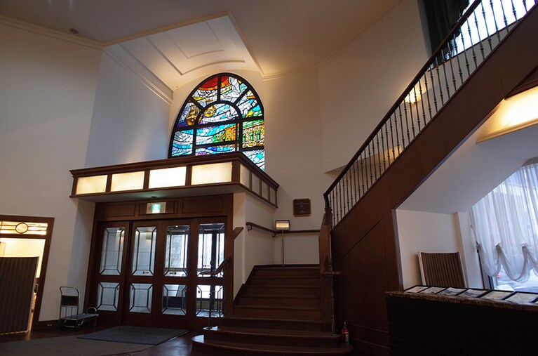 吹き抜けのロビーにはステンドグラスがある。