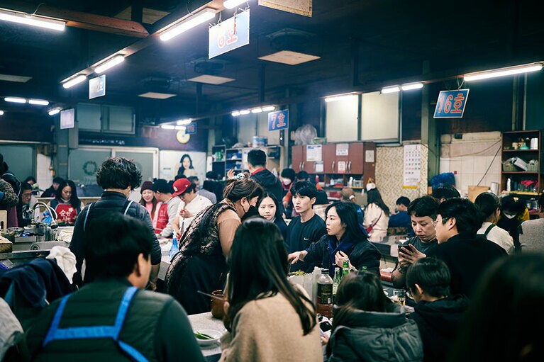 若い人で賑わう店内。