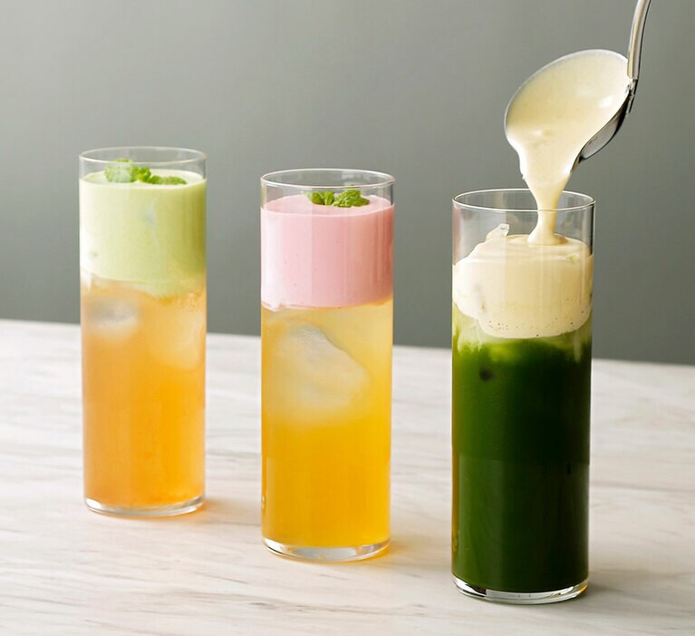 チーズティー 各935円(税込)。左から、黄金桂(希少価値の高い烏龍茶)×白桃×グリーンピース、ジャスミンティー×パッションフルーツ×ビーツ、抹茶×ゆず×とうもろこし。