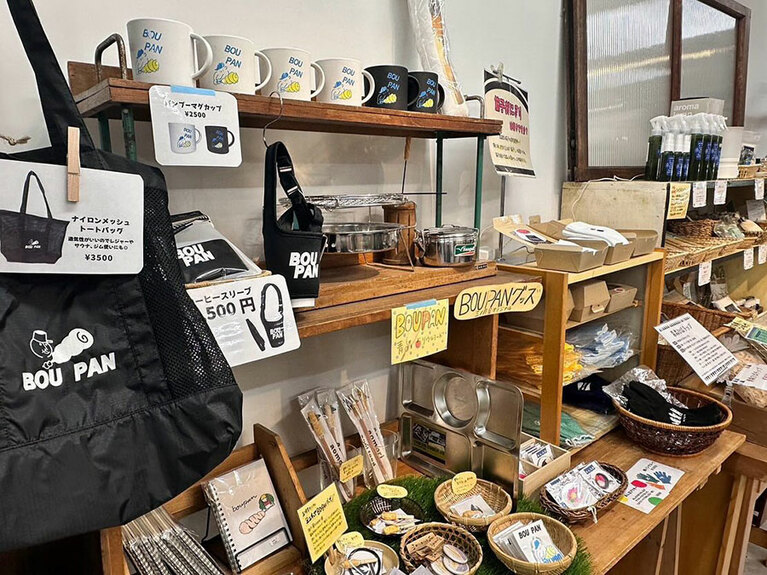 青森市ならではのソウルフード「棒パン」をミニチュアにしたヘアゴム・ブローチ・缶バッジなどのオリジナルグッズも。