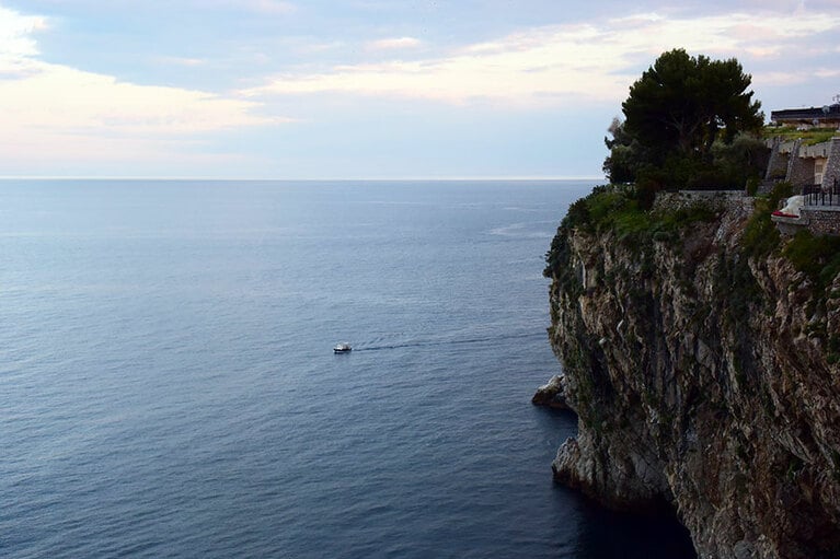 18世紀後半からリゾート地として憧れを集めたタオルミーナ。街が造られたのは紀元前4世紀半ば頃。