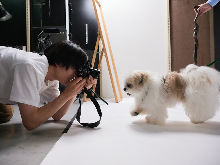 モコゾウを撮影する加賀カメラマン。