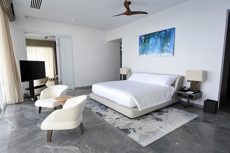 水上のメインベッドルーム。キッズ向けの部屋も水上にあります。