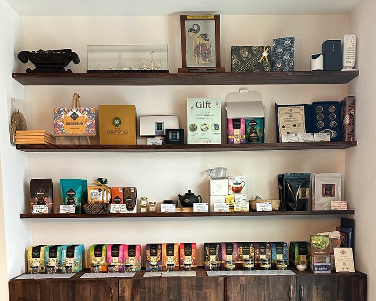 店内右手の棚には「BUKITSARI（ブキットサリ）オーガニック茶園」の紅茶と「KRAKAKOA」のチョコレートがずらり。