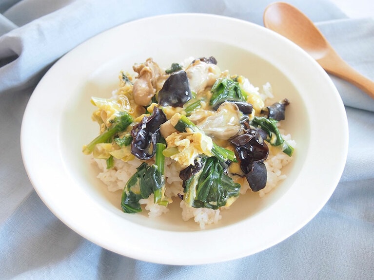 器にご飯を盛り、（5）をのせて完成。