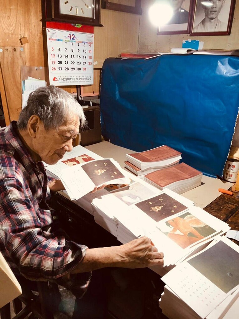 丁寧に装丁の作業を進める蕭木さん。