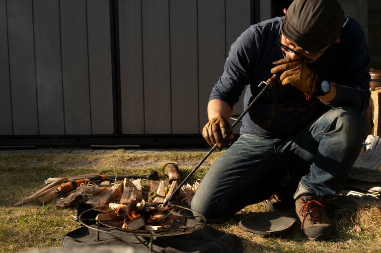 焚き火の真ん中に向けて空気を吹き込む。